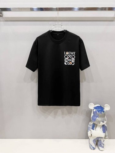 loe罗意威高定面料 2025春夏新品上市时尚经典圆领短袖时尚单品设计，更加时尚舒适，高标准定制，上身非常有型，采用重磅280G双纱精梳棉材质 面料质感非常细腻