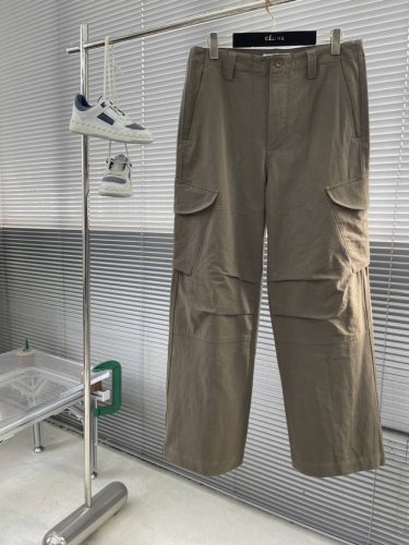 Acne Studios 标签工装长裤 定制精织细密纹梭织奢华 质感卓越 舒适亲肤 以卡其绿诠释时尚新高度 源自自然之色 口袋上饰有 Acne Studios