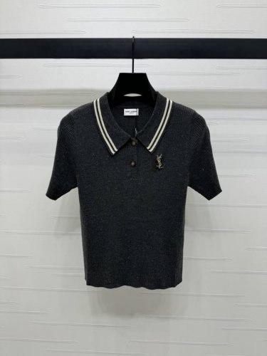上新原单高端品质Ysl*2025春夏最新系列！翻领条纹针织短袖！定制羊毛针织材质 质感上乘 翻领半开襟针织短袖版型 撞色条纹装点在领边 通体密实针织纹理更加显瘦