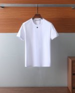 dior迪奥蜜蜂刺绣160支双面液氨棉 .面料柔软舒适透气，经典百搭款 简约标志字母刺绣的设计 合体的版型 领口微微贴合颈部 上身挺拔而更具时尚感 整体上身感不