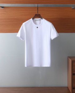 dior迪奥蜜蜂刺绣160支双面液氨棉 .面料柔软舒适透气，经典百搭款 简约标志字母刺绣的设计 合体的版型 领口微微贴合颈部 上身挺拔而更具时尚感 整体上身感不