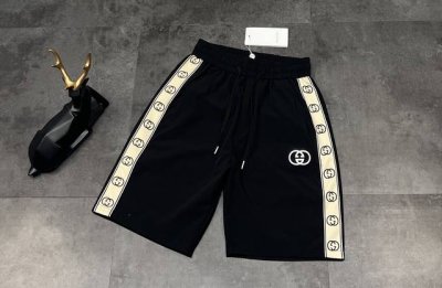新款短裤上新：Gucci 古驰 2025新品双侧Gg拼接刺绣Logo经典速干短裤！ 作为时尚界的扛把子，古驰一直走在潮流前沿。这次入手的这条短裤，经典的双G标志