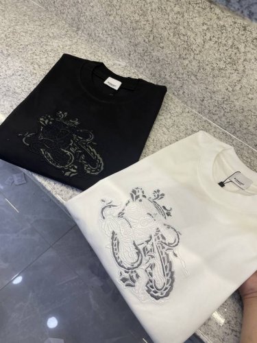 bbr博柏利25 Sst新品春夏首发专柜 品相完美 最新款短袖圆领T恤高端订制 设计前卫时尚！品牌Logo重工艺设计高端定制长绒欧棉180克面料手感柔软.穿着舒
