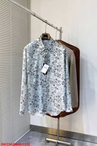 L032 Drdior 25Ss新款衬衫来自 Dio And Hylton Nel 联名系列，展现了对艺术家作品的诠释。采用绿色桑蚕丝斜纹面料精心制作，经典剪裁