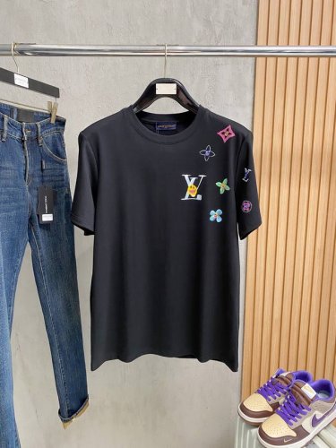 lv 2025Ss蛇年贺岁款春夏精品短袖T恤 官网同步 高端品质 定制顶级纯棉面料，顶级大厂1:1制作，时尚大牌重工艺Logo设计，手感柔软细腻 穿着亲肤舒适