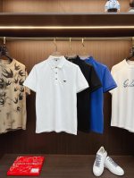 p220 Prada 普拉达 2025 夏季新款男士翻领Polo衫，解锁意式优雅。领口设计是整件短袖的点睛之笔，简约线条勾勒出利落造型，标志性品牌Logo以精致