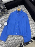 爆款现货 原版定制 Miu Mi *｜2025新品翻领刺绣外套 系列款 定制Yb材质 舒适好穿 挺括有型 胸前采用撞色字母 形成颜色碰撞 增添休闲时尚感 视觉效