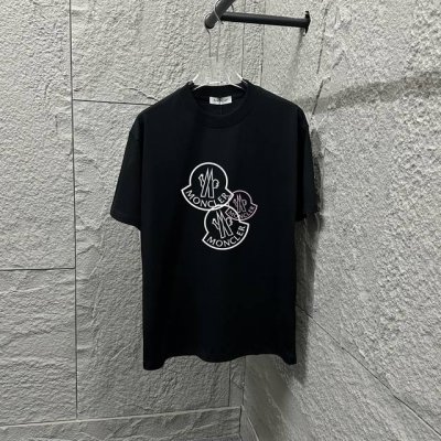 Moncle* 蒙口*2025春夏新款 经典字母图腾印花图案 定制双纱平纹纯棉面料 短袖T恤 男女同款 颜色：黑色 白色 尺码： S 90-130斤 M 120