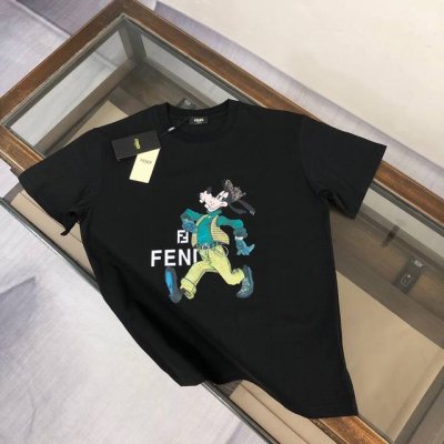 fendi 芬迪 春夏最新款卡通印花短袖圆领T恤 款式相当的青春活力 朝气澎湃 定制纯棉面料 极为亲肤舒适 摸上去手感非常的柔软 质感很好 做工细致 完美体现立