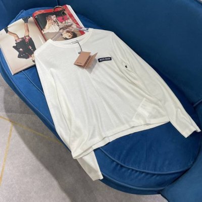 miumi* 新品上架 针织圆领长袖 定制Yb斜纹针织材质 质感舒适透气 圆领短款长袖剪裁 领口袖口细腻包边 穿着舒适 前襟线条走位设计 增加造型感 胸前品牌钩
