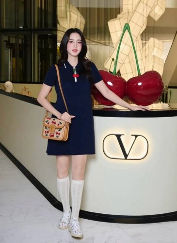 款号G25051375 Valentin*O华伦家夏季新款 时尚简约白边Polo领修身显瘦拉链门襟翻领P针织连衣裙！藏蓝色， M码：胸围80，袖长22，裙长86