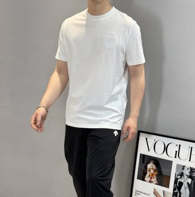d&G*杜嘉班纳25S夏季圆领短袖，原单品质推荐！品牌尊贵花型设计.简单高级-标签化的高密度3D刺绣字母Logo .精致立体.采用定制190G丝光棉面料，上身后