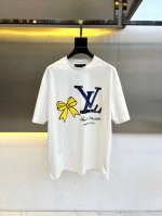 LV、2025春夏男士新款经典Logo压印圆领短袖T恤。进口100%纯棉面料，面料手感丝滑柔软，透气亲肤性极佳，着身无比的舒适，整体质感相当之高！衣身胸前标志性