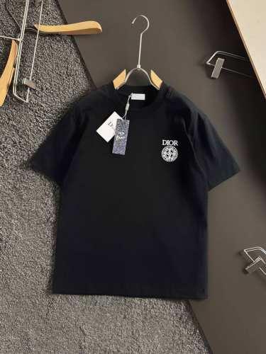 Dio*石头岛25早春新款联名款刺绣短袖！迪奥与石头岛的联名系列一直是时尚界备受瞩目的焦点。这次带来的2025早春新款短袖T恤更是让无数潮人翘首以盼。这款T恤以