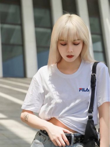 标志Logo 化繁为简 Fila 斐乐极简的设计转化为服装语言 就如这件基础短袖T恤 有着极其细腻的面料质感 平淡中无处不透入极简高级质感 简单 个性 品牌辨识