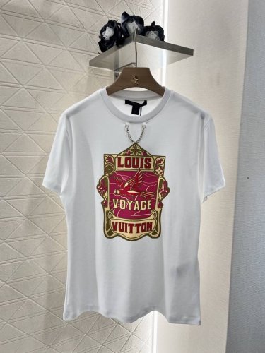 Louis Vuitto*2025新品上架 圆领印花链条 定制Yb丝光全棉材质 透气舒适 质感十足 常规短袖T恤裁剪 凸显品牌格调 采用克重纯棉制成 略带有弹力