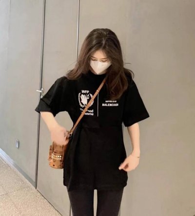 巴黎世家 Balenciaga情侣款麦穗短袖T！宽松版型！ 采用230克精梳凯迪纯棉爽滑面料！突出精致！质感无敌！百搭黑色！ 依然顶级工艺！过肩领条加固不变型！