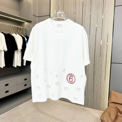 Mm6 玛吉拉 25Fw春夏新款圆领T恤 采用重磅320G双纱精梳棉材质 上身立体感强 标志万针刺绣工艺剪破6工艺 洗涤方式：面料仅限干洗或洗衣袋包裹反面冷水快