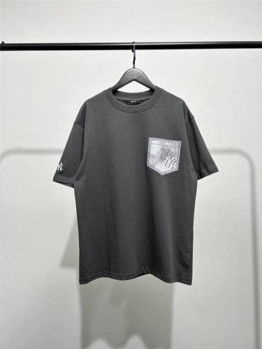 高品质！Mlb柜子新款胸前口袋印花短袖T恤！三标齐全，四联吊卡，原厂包装！通肩压条保证舒适性！2025Mlb Ny 口袋复古老花款 情侣圆领短袖高端品质 专柜1