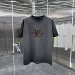LV 2025新款 酸洗做旧 刻字模 定制面料 短袖T恤 上身超好看 男女同款 S M L Xl Xxl 五个码 洗水咖 洗水灰 洗水黑