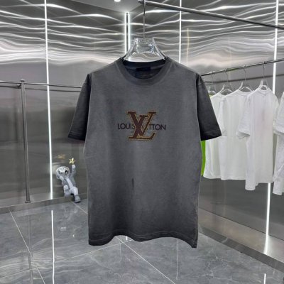 LV 2025新款 酸洗做旧 刻字模 定制面料 短袖T恤 上身超好看 男女同款 S M L Xl Xxl 五个码 洗水咖 洗水灰 洗水黑