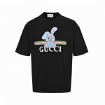 本地自取: 160 gucci/古驰 24Ss 兔子印花短袖 面料采用定制240G 26支特滑双股精棉平纹高密无尘全棉布料。前幅高密度加厚，走线平整，代工品质，
