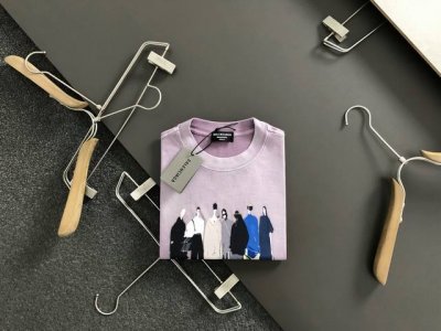 Ba*微宽版型S-Xl 25早春最新红色渐变潮流专柜版本微宽高克重重磅短袖，高端品质专柜原单圆领短袖，顶级制作工艺进口面料，专柜款独特设计，采用进口高端订制进口