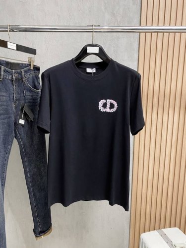 迪*Dior 25Ss春夏新款首发专柜最新款短袖圆领T恤 手绘工艺 高端订制 设计前卫时尚！品牌Logo重工艺设计 高端定制240克面料.手感柔软.穿着舒适.专