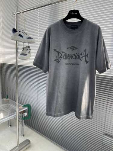 Balenciag 2025 磨破拉胶裂纹短袖T 采用进口机器织造而成，布面纹路及抓绒的独特性创造出完美的成衣效果 面料采用260克重 搭配320克1*1罗纹，