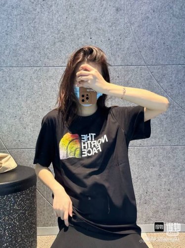 高品质北面2025早春最新系列！胸前印花Logo大牌感十足！高端大气完美演绎，经典圆领不挑人版型上身巨显瘦 面料采用230克纯棉面料，保证舒适性同时透气冰爽的同