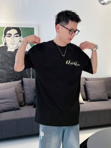 香奈儿2025春夏新款首发专柜最新款短袖圆领T恤 高端订制 设计前卫时尚！品牌Logo重工艺设计 高端定制丝光棉面料.手感柔软.穿着舒适.专柜级别精致车线.做工