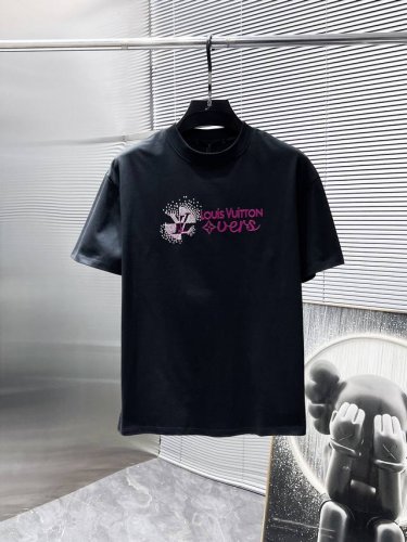 路易威登 Lv 2025Ss新款 半袖 体恤 短袖 宽松版 圆领 T恤，高端版本！专柜定制面料 透气舒适度高，细节无可挑剔，品牌元素设计理念，体现高品质。手感细