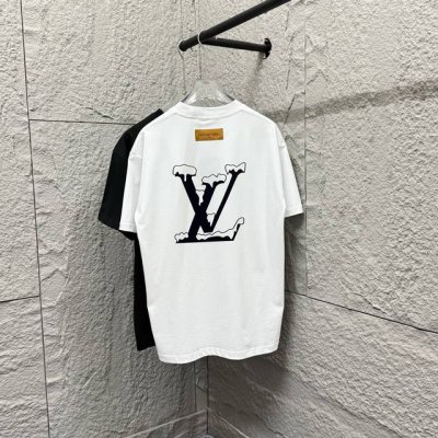LV 路易2025春夏新款 胸前经典字母刺绣 后背大V字母印花 短袖T恤 定制双纱平纹纯棉面料 男女同款 颜色 黑色 白色 尺码 S 90-130斤 M 120