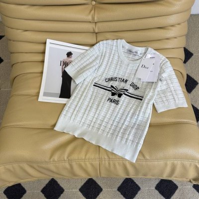 25Ss春夏新品 D家 短袖圆领针织上衣 演绎法式优雅新风尚 细腻格纹针织面料 质感满满 胸前字母蝴蝶结刺绣标识 低调彰显品牌格调 无论是休闲出街 还是各种场合