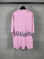 实拍图 顶级版本.官网品质 Balenci*Ga 25新款 。正面以涂鸦加刺绣麦穗经典图案，后面字母彩色手绘涂鸦色彩碰撞做旧短袖T恤# Ss25最新款。第一时间