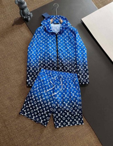 P380 Lv 春夏新款防晒服套装，男女同款 细节品质永远的那么完美无瑕，创意设计层出不穷。今年春夏季节没有入手几件路易你算不上时尚达人。衣身老花标识Logo图