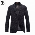 高版本 Lv 2025Ss欧洲专柜主打系列。男士修身西服 ，采用进口高端面料 ，面料超级牛逼上身潇洒大气 ，贵气十足！男神必备码数:M-Xxxl 下单请报身高体