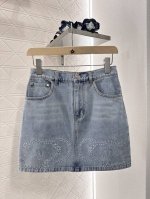 chane*2025新品上架 山茶花刺绣牛仔短裙 定制Yb斜纹棉牛仔材质 面料柔软舒适 透气性好 反复酵素水洗工艺处理 不易染色脱色 通体呈现出均匀擦色染白效果