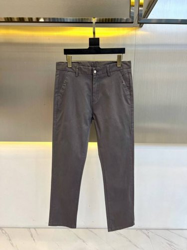 普拉达 25春夏新品商务休闲西裤挽脚九分裤 精仿面料 黄金比例的材质混纺 面料高密且精细 质地挺阔细腻 具备良好的免烫抗皱特性 高贵的感受上手便一目了然 腰间织