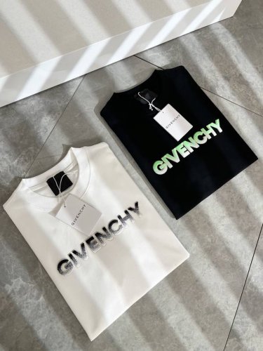 giv*Chy 纪*希2025春夏新款男女同款短袖T恤，主创时尚注入了全新时尚能量。通过探索各种题材和性感魅力，极具辨识度，引领全新街头时尚潮流。该款是G家独家
