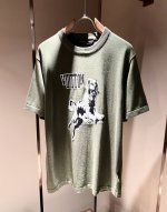 Louis Vuit*On 2025春夏路易家族轻奢针织短袖！男女同款装饰！路易家族的新高端，细节品质永远的那么完美无瑕，创意设计层出不穷。今年春夏季节没有入手