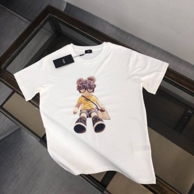 fendi 芬迪 春夏新款短袖T恤 客供定织全棉材质制成 面料手感舒爽 透气性与吸湿性极佳 即便是在炎热的天气也感觉不到闷热感 衣身胸前以趣味形式呈现而成的品牌
