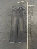 巴黎世家24Fw微喇牛仔裤 元 顶级品质 款号：Bv056 款式：24Fw三线纹路水洗黑做旧微喇牛仔裤 工艺：重度水洗，细节丰富，经多次打样。右后口袋开模压印品