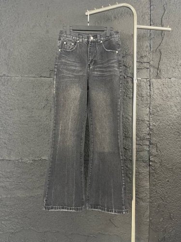 巴黎世家24Fw微喇牛仔裤 元 顶级品质 款号：Bv056 款式：24Fw三线纹路水洗黑做旧微喇牛仔裤 工艺：重度水洗，细节丰富，经多次打样。右后口袋开模压印品