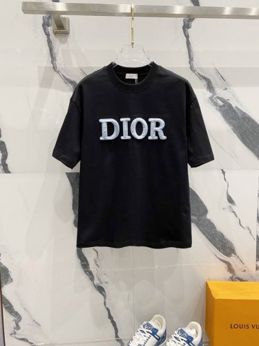 隔天到 Dior迪奥 字母Logo植毛工艺 Logo标识精致升级，灵感源自八十年代复古 原版面料 官方同款 短袖T恤 定制260克同缸染面料 手感非常舒服 春夏