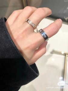 一个 宽 窄版 送礼必备 全套包装 代购级别 Cartier卡地亚经典情侣款三钻對戒 永不过时 采用18K电镀稀有贵金属搭配 光面螺丝印 Cartier刻印 刻