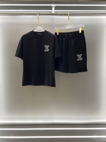 Lv 路易威登 高端定制 2025春夏新款首发专柜最新款短袖短裤休闲套装 高端订制 设计前卫时尚 品牌Logo重工艺设计 高端定制纯棉面料.手感柔软.穿着舒适.