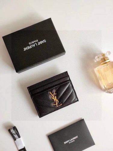ysl 圣罗兰鱼子酱卡包 金 银 两色可选 共四个卡位+一个零钱位 可放身份证、银行卡等各种卡 给你的卡安一个家 再也不用在包包里翻来覆去的找卡了 强烈推荐，每