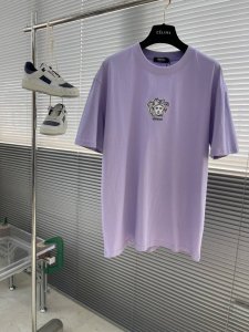 Versac 2025新品 前幅金线绣花贴片 常规版型 男女同款 紫色焕发活力青春 四线密边 270洗水棉 三标齐全 码数 S-Xl S