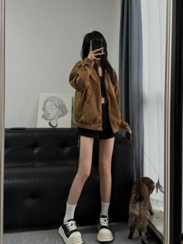 Carhartt 卡哈特春季新款麂皮绒撞色复古工装外套 卡哈特春季新款 巴恩风翻领夹克推荐 亲肤柔软的麂皮绒面料 古铜色复古金属拉链 胸口斜拉链装饰 美拉德色系